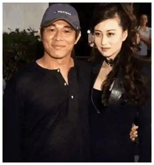 黄秋燕和李连杰相识于1980年,当时他们还只是两个普通的青少年.