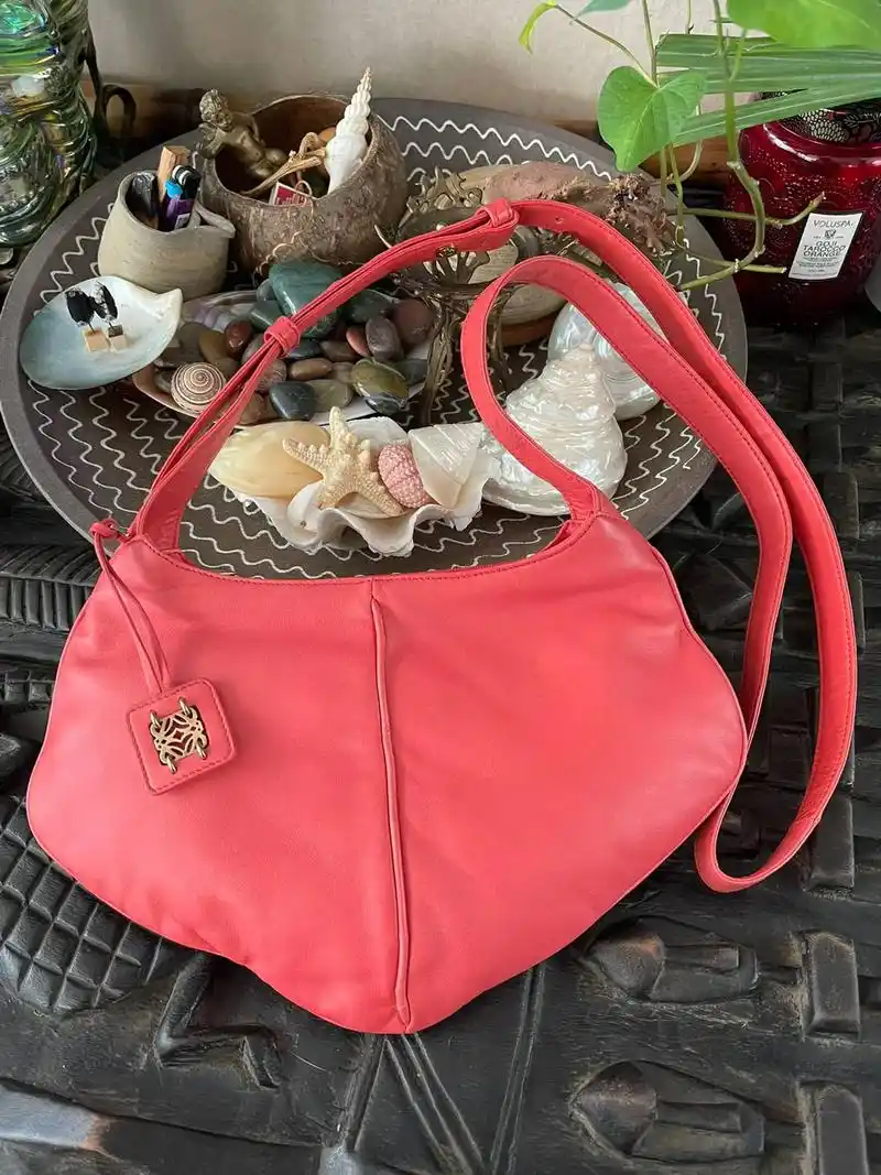 loewe绯红色小羊皮手拿单肩斜挎包