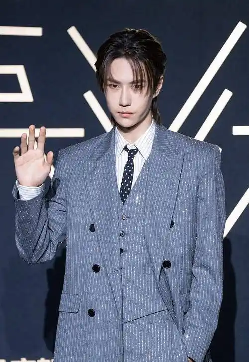 王一博生图都难掩帅气,银线西装配中分发型,儒雅帅气