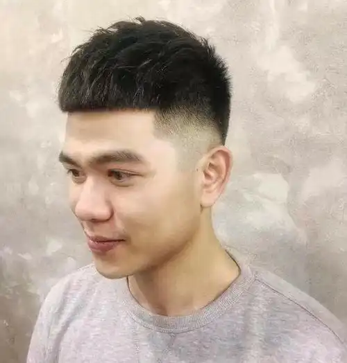 男生头发又粗又要还很厚两边很容易翘起来留什么发型好