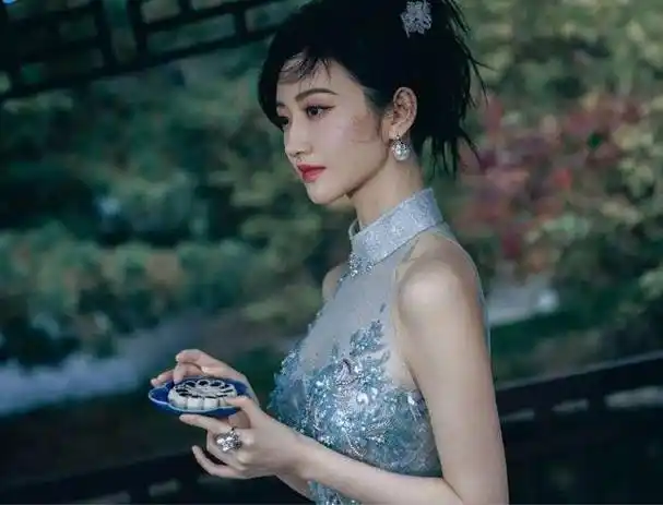 景甜,这位才华横溢的女演员,自从她主演了如《战国》,《特殊身份》