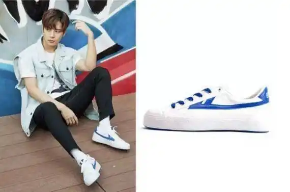 公认娱乐圈潮boy吴亦凡参加公开活动,上身穿英国潮牌palace,脚上搭的