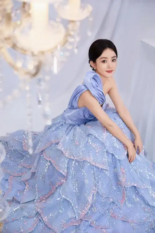 赵丽颖冯绍峰七夕同晒美照,男帅女靓超养眼,手戴戒指引猜疑