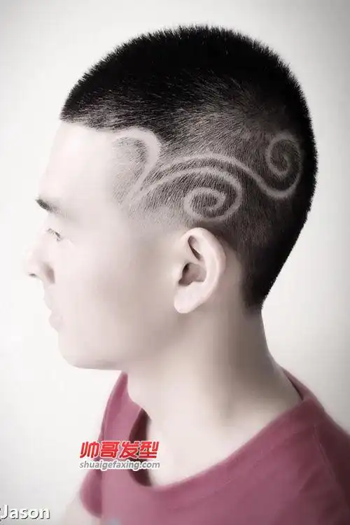 圆寸头发型加上图案雕刻,是很多追求个性另类不走寻常路男生的首选