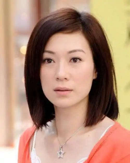 张可颐,1970年8月20日出生于中国香港,1998年,凭借年代剧《难兄难弟》