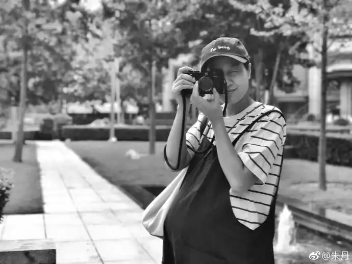 朱丹素颜出镜晒大肚孕照网友是不是双胞胎