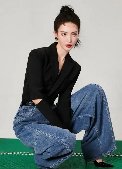 金晨黑西装阔腿牛仔裤造型##金晨利落大片拍摄花絮