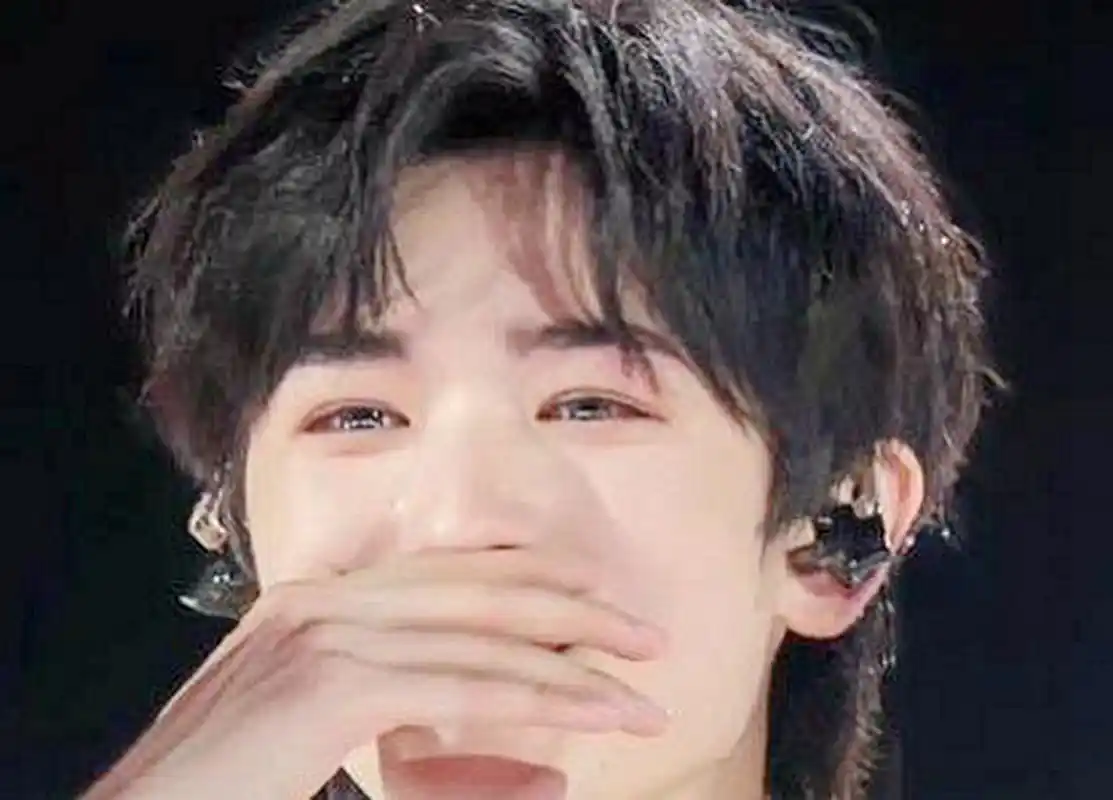 彩色隐形眼镜的威力,让宋亚轩哭了!