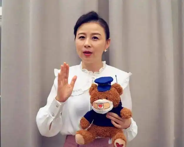 【明星说防范】周瑾说:"网上教你投资发财的恋人都是大尾巴狼"!