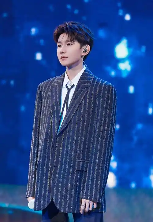 王源818演唱《流星也为你落下来》,身着带闪西装甜笑,超浪漫_罗伊