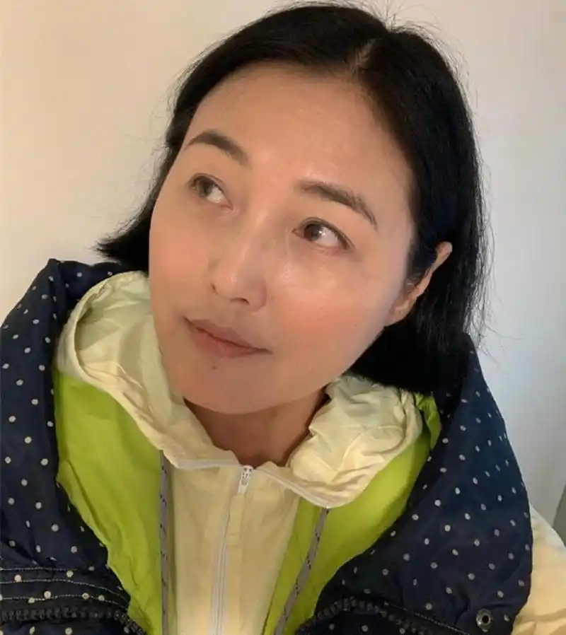 张延嫁tvb男星定居香港近况!53岁冻龄有术,17岁女儿已出国留学!