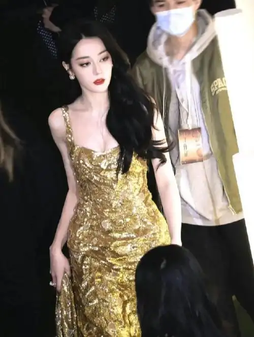 迪丽热巴首穿2024春夏高定金色礼服亮相,网友:生图真绝了!