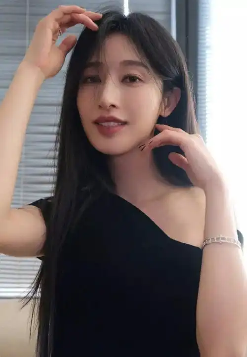 久之娱乐讯 11月3日,张俪在个人社交平台晒出了一组身穿抹胸高开叉