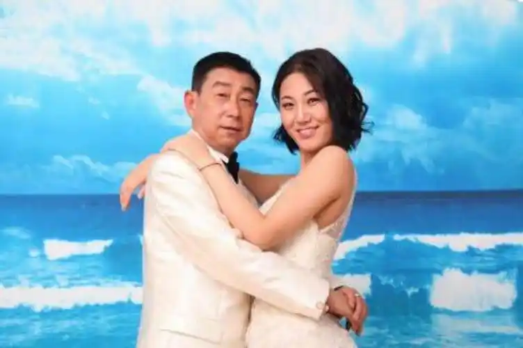 相比之下,他的姐姐罗秀春和他的姐夫张国立之间的感情,并没有维持多少