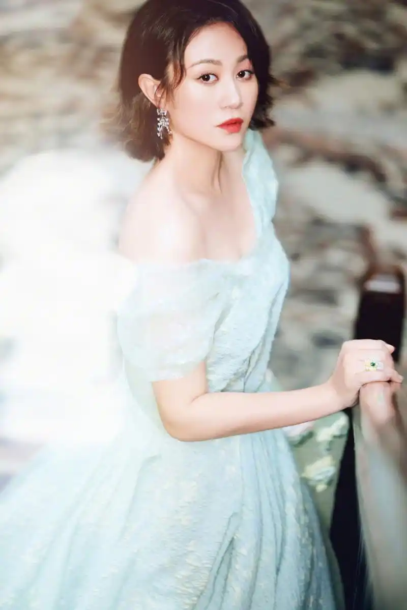 马丽41岁生日写真#  6月28日 马丽晒照41岁生日写真,一袭浅绿色泡泡