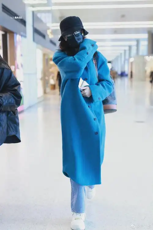 迪丽热巴今日机场饭拍图一身蓝色大衣气质气场绝了