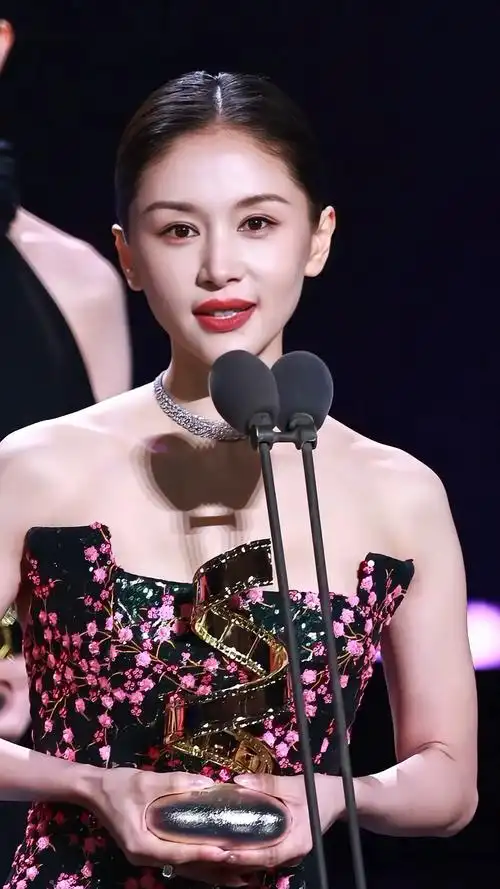 王子文黑底粉花抹胸长裙造型这气质好好!