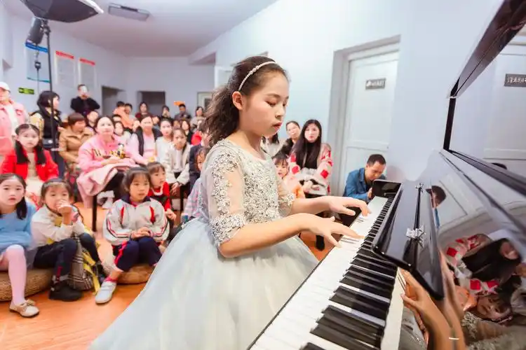 在这美好季节里,我们终于迎来了2019年的学生钢琴音乐会.