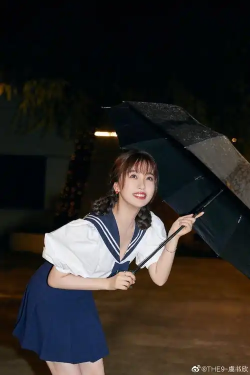 虞书欣穿水手服 梳双马尾麻花辫甜笑可爱