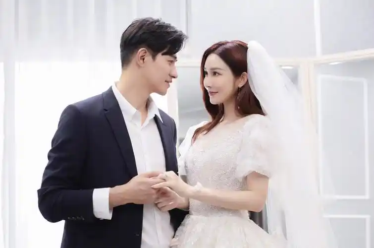 海上牧云记》《庆余年》等多部电视剧的李子峰分享与妻子的结婚照