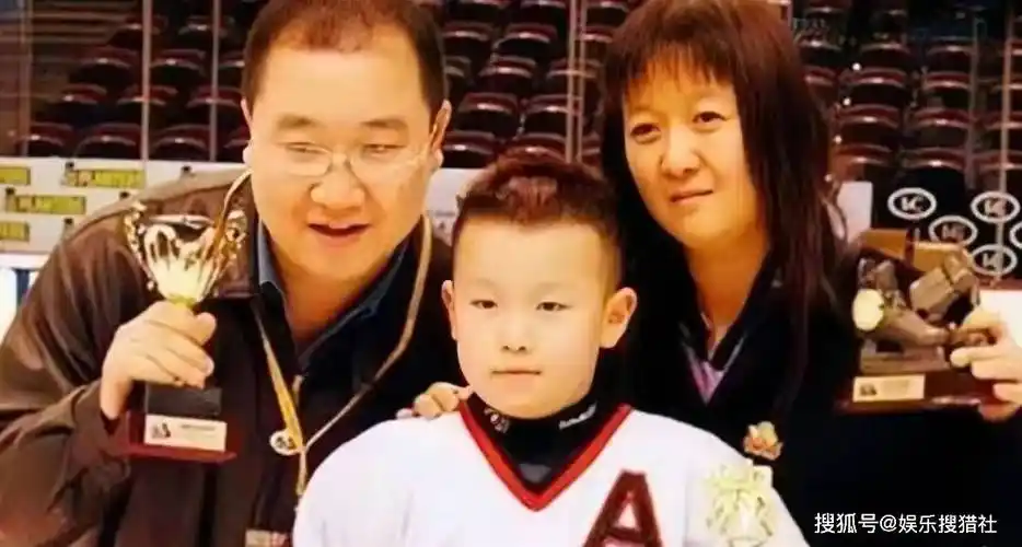 英达基因真强大!宋丹丹儿子巴图晒全家人幸福露营画面