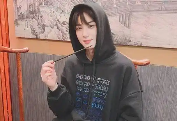 原创车银优开通社交网站1个月粉丝超百万晒近照被赞人比花娇