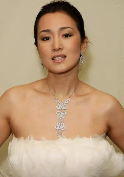 "新加坡华裔"巩俐:与张艺谋分手后,找个法国老公,如今怎样?