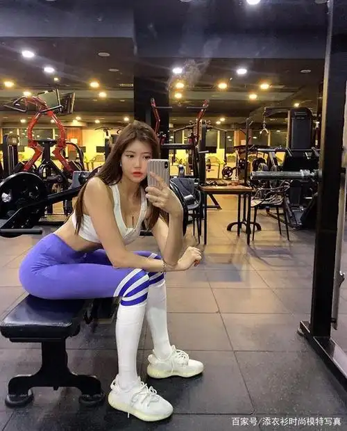 性感健身女神,健身房自拍,秀完美身材