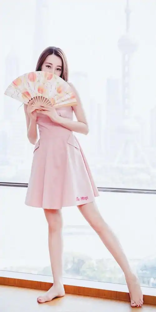 迪丽热巴美腿玉足大赏,这条件妥妥的内娱前三哦