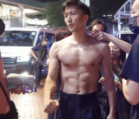 41岁谢霆锋秀巧克力腹肌,跑步这么久,你的腹肌出来了没?