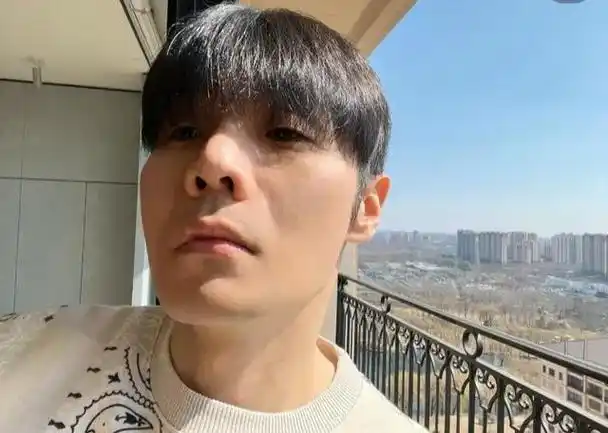 李荣浩时尚新风尚:穿无袖上衣自拍,金手镯抢镜,男明星也戴黄金