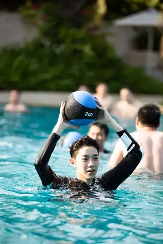 赖冠霖《超级企鹅联盟》率队首发亮相积极拼搏不负青春热血