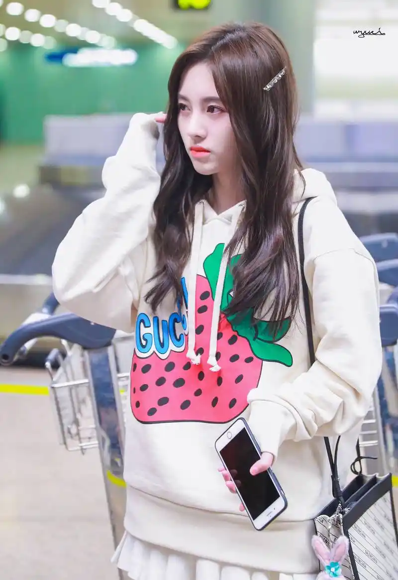 鞠婧祎穿白色卫衣搭配白色百褶短裙现身机场,皮肤白皙面带微笑