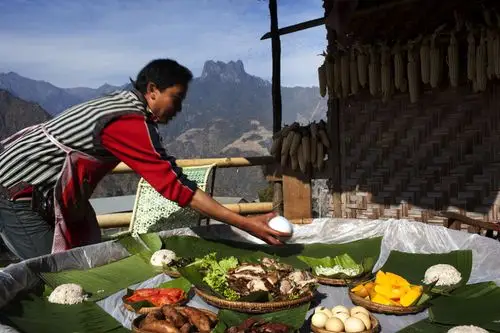 在老母登村庄,尽情享受怒族特色的手抓饭和烤乳猪.