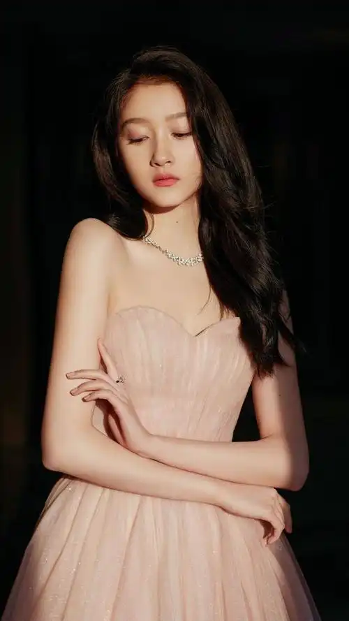 演员关晓彤,身材高挑,甜美伶俐,请看小美女的美照吧