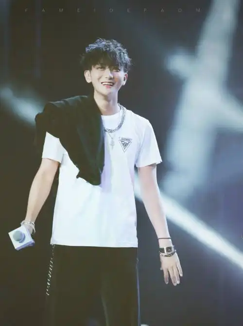 exo出道十年成员现状:灿烈绯闻多,金钟大成二胎奶爸,素人鹿晗