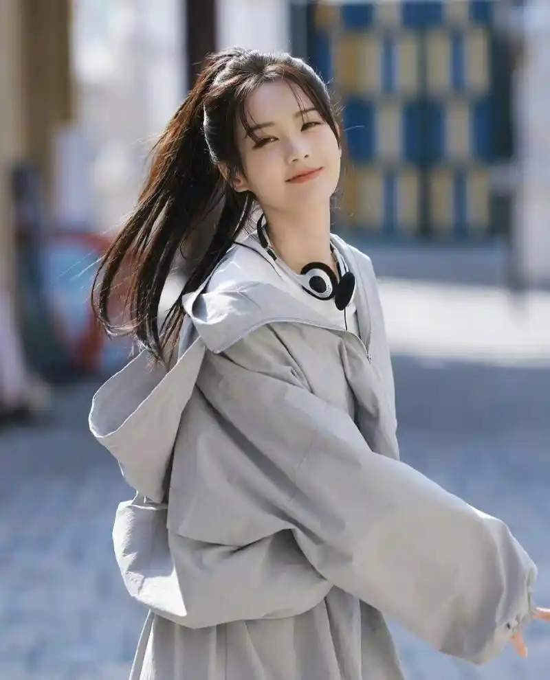 李一桐 结婚结不过来咯# 李一桐在线喊话网友结婚结不过来了,门女