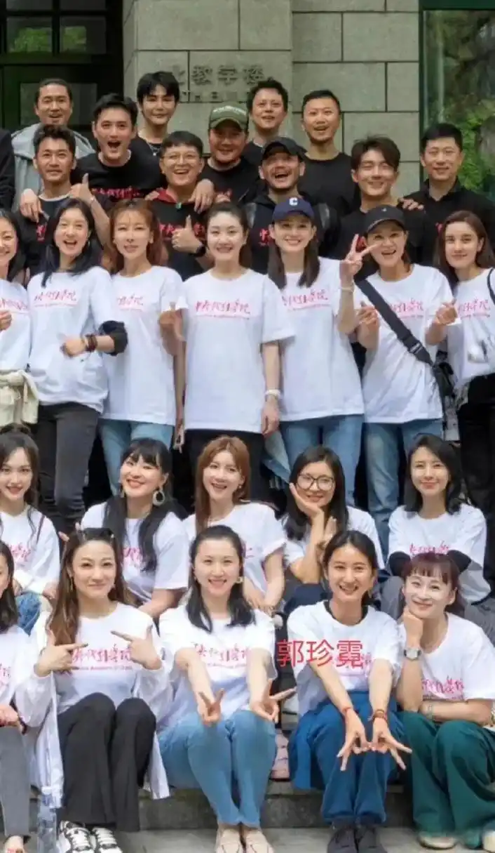 41岁郭珍霓和39岁唐嫣同学聚会同框 一个妆容精致气色好 一个素面朝天