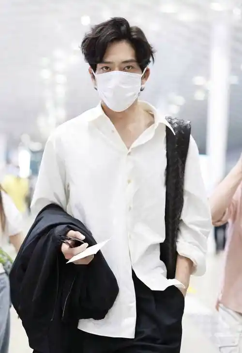 井柏然穿白衬衫梳慵懒卷发 干净清爽禁欲感满满-搜狐大视野-搜狐新闻