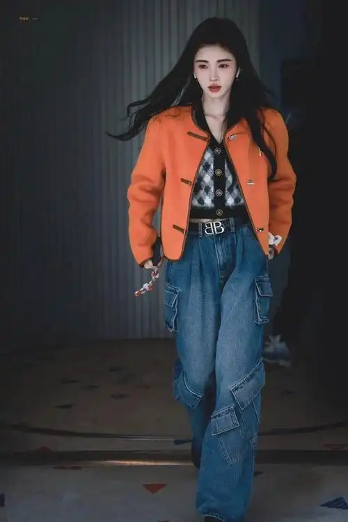 鞠婧祎最新街拍,橘色外套很亮眼,小个子照着穿时髦显高!