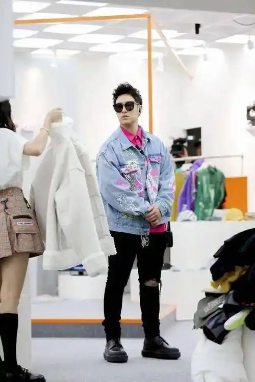 潘玮柏衣品真好大腿粗壮却爱穿紧身裤不仅不丑还男人味十足