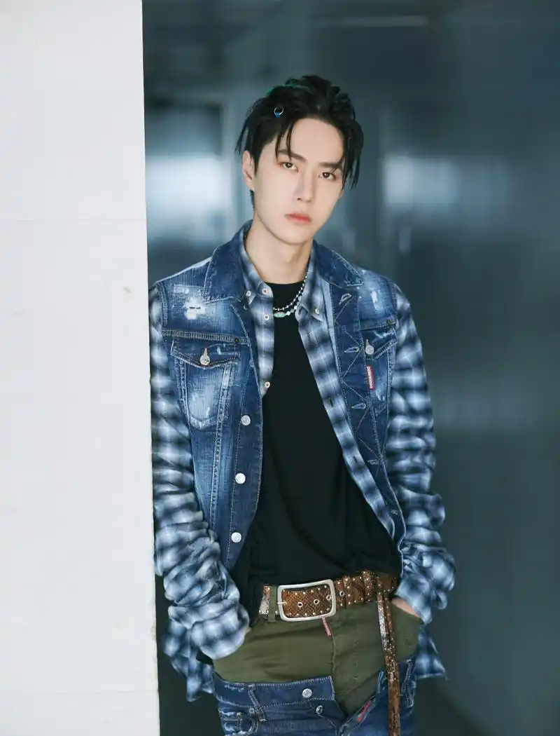 王一博# 蓝色格纹外搭牛仔夹克定格桀骜不羁,双腰牛仔裤玩转趣味潮流