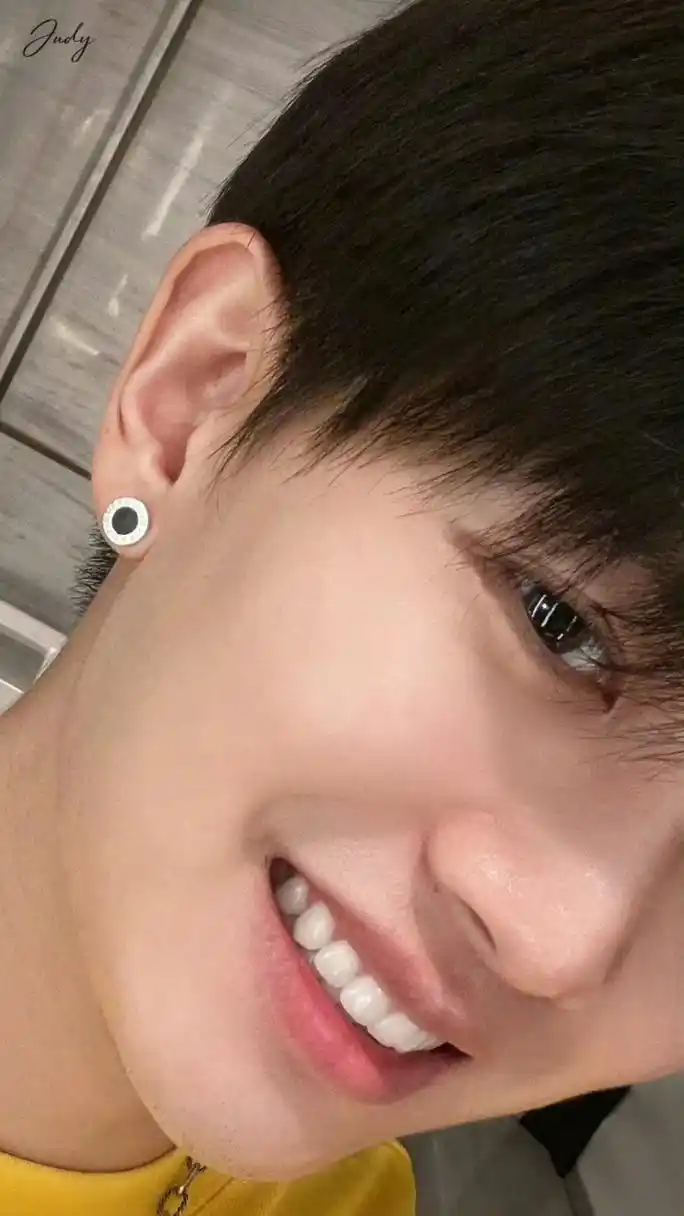 任嘉伦# 如此嚣张的卡大头怼脸自拍,有几个人敢,还能这么好看,只幽沣