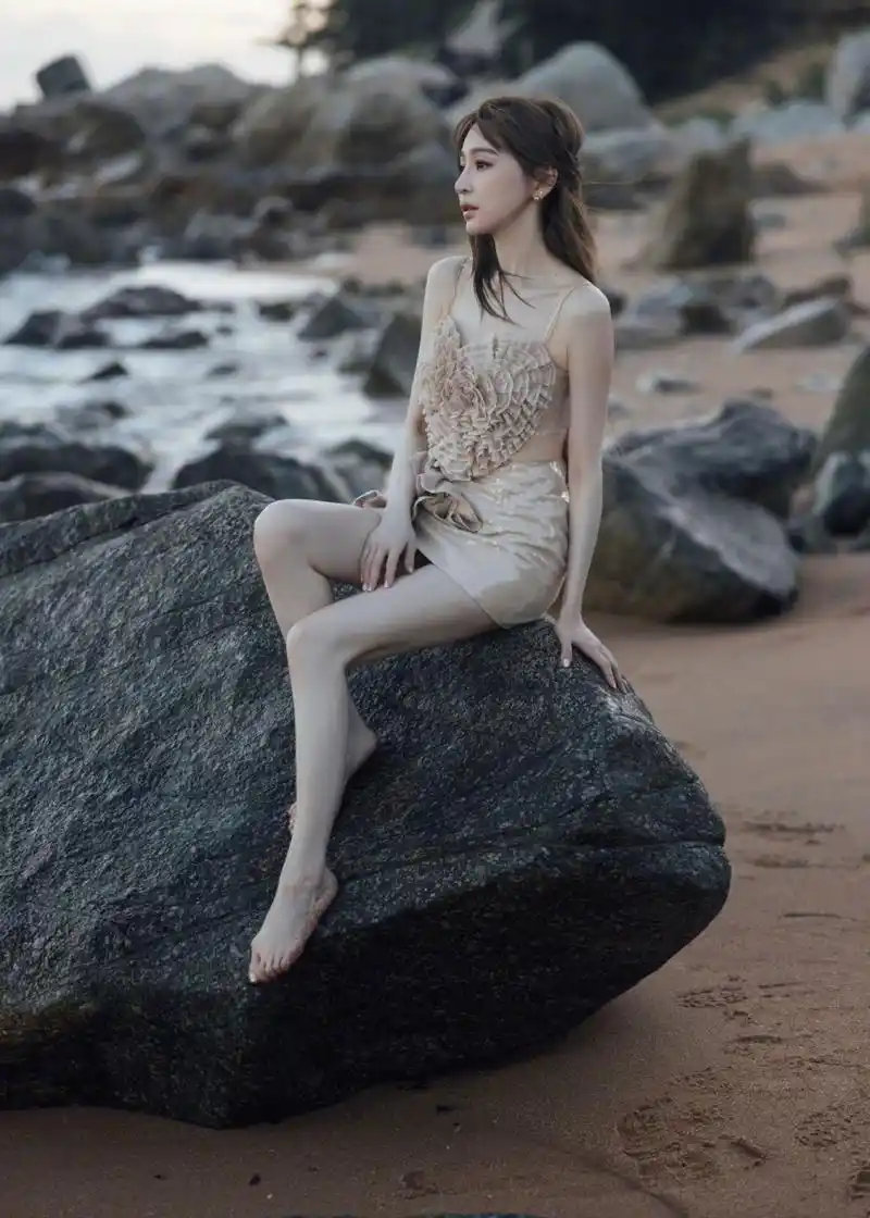 王心凌脚太丑了,除了脚都是我喜欢的类型.