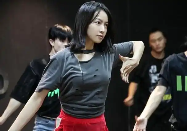 看到宋茜因认真排练内疚到落泪,才明白她凭啥能在韩国女团空降出道.