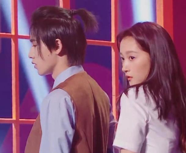 关晓彤宋亚轩表演热辣舞蹈,两人手碰到那一刻,晓彤的举动太赞了