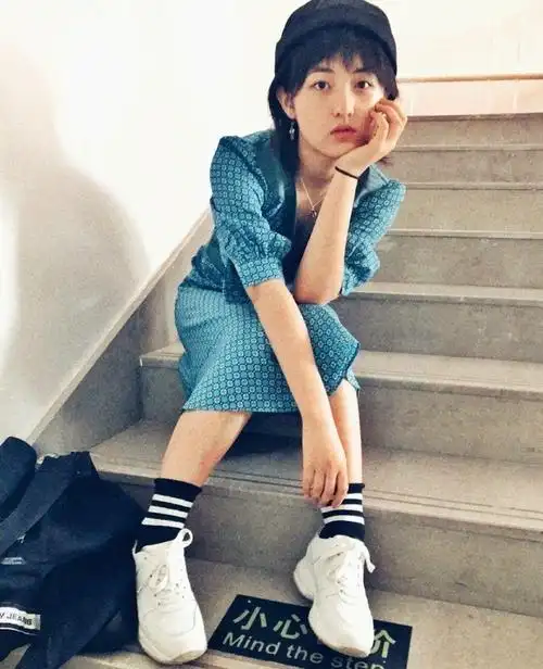 张子枫太清纯,白t恤搭背带牛仔裤,戴上贝雷帽好俏皮__财经头条