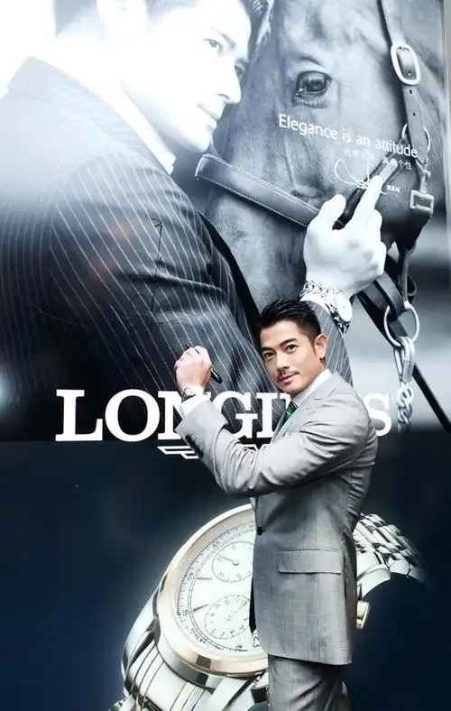 浪琴表优雅大使郭富城于最新广告海报前展示浪琴表索伊米亚系列,尽显