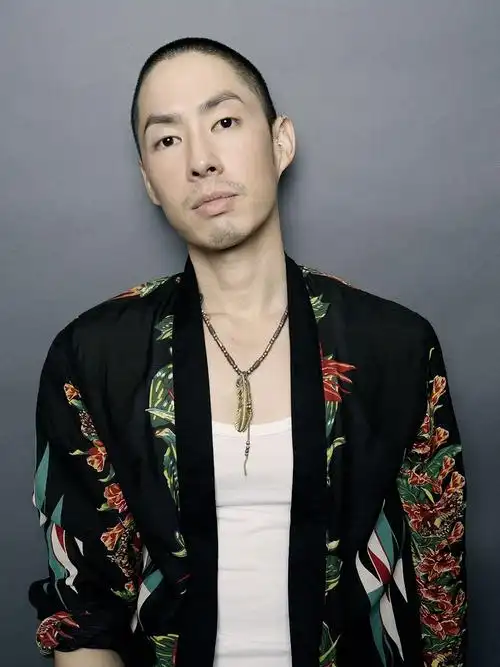 吴建豪则表示自己喜欢短发造型多一些:"搞不好以后用平头