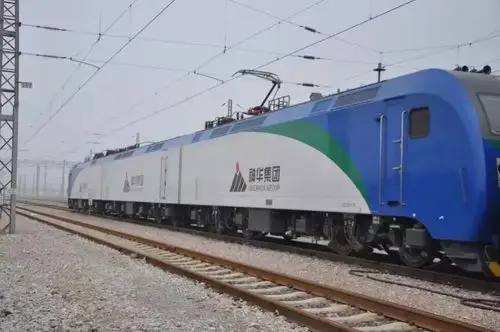 "神华号"十二轴交流电力机车(俗称:三节棍),功率达14400kw,是目前世界